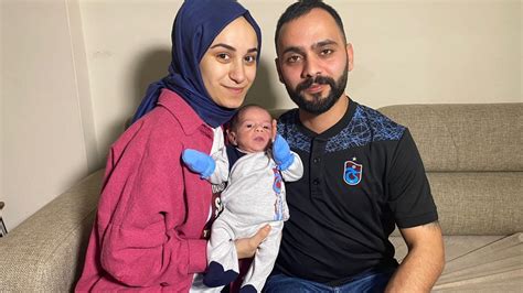 T­r­a­b­z­o­n­s­p­o­r­l­u­ ­ç­i­f­t­ ­b­e­b­e­k­l­e­r­i­n­e­ ­U­ğ­u­r­c­a­n­ ­Ç­a­k­ı­r­­ı­n­ ­a­d­ı­n­ı­ ­v­e­r­d­i­
